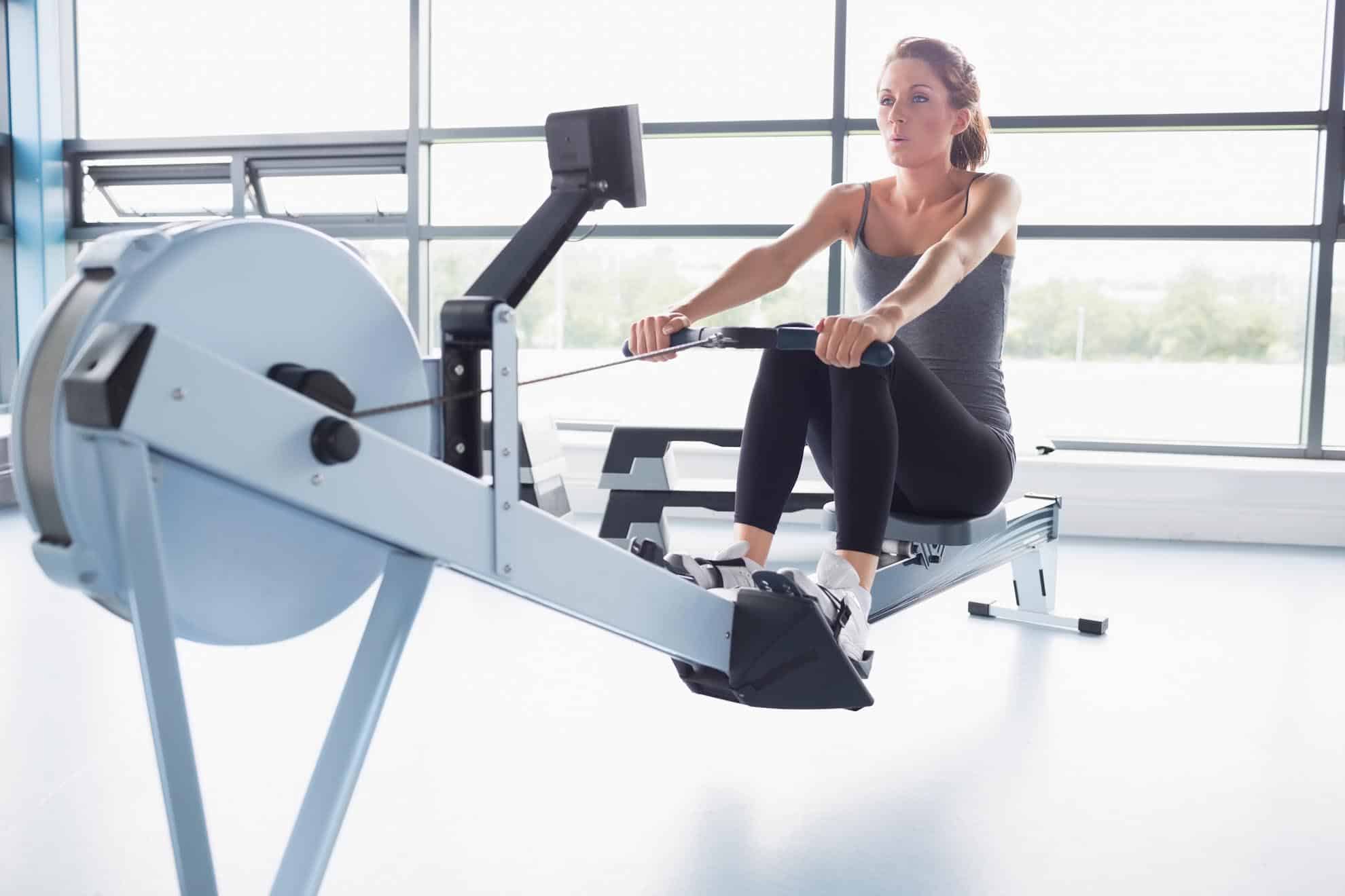 Exercise machine. Гребные тренажеры в зале. Занятия на тренажерах. Тренажер гребля в зале. Тренажер гребля в спортзале.