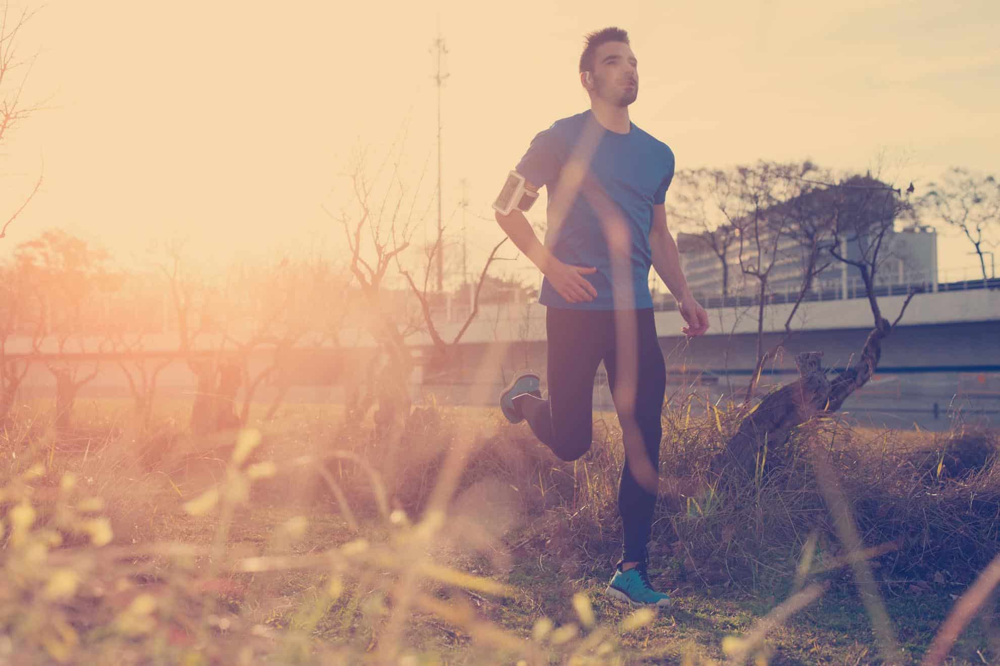 Regeneracyjne bieganie pomiędzy dwoma planami treningowymi, 2 treningi w tygodniu przez 4 tygodnie
