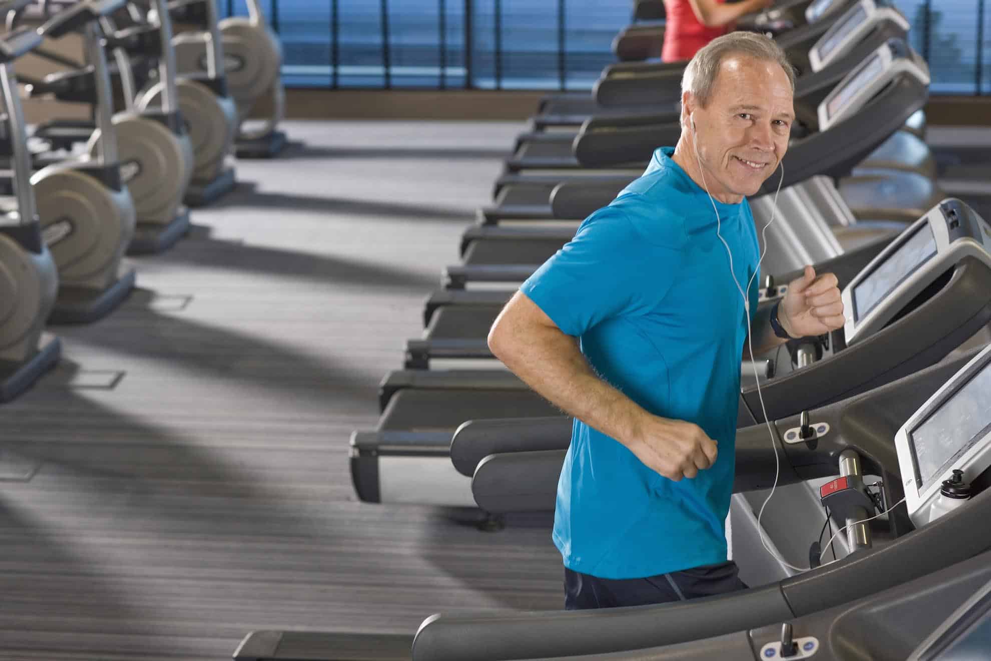 Sportowy debiut dla seniorów dzięki ćwiczeniom na bieżni mechanicz....