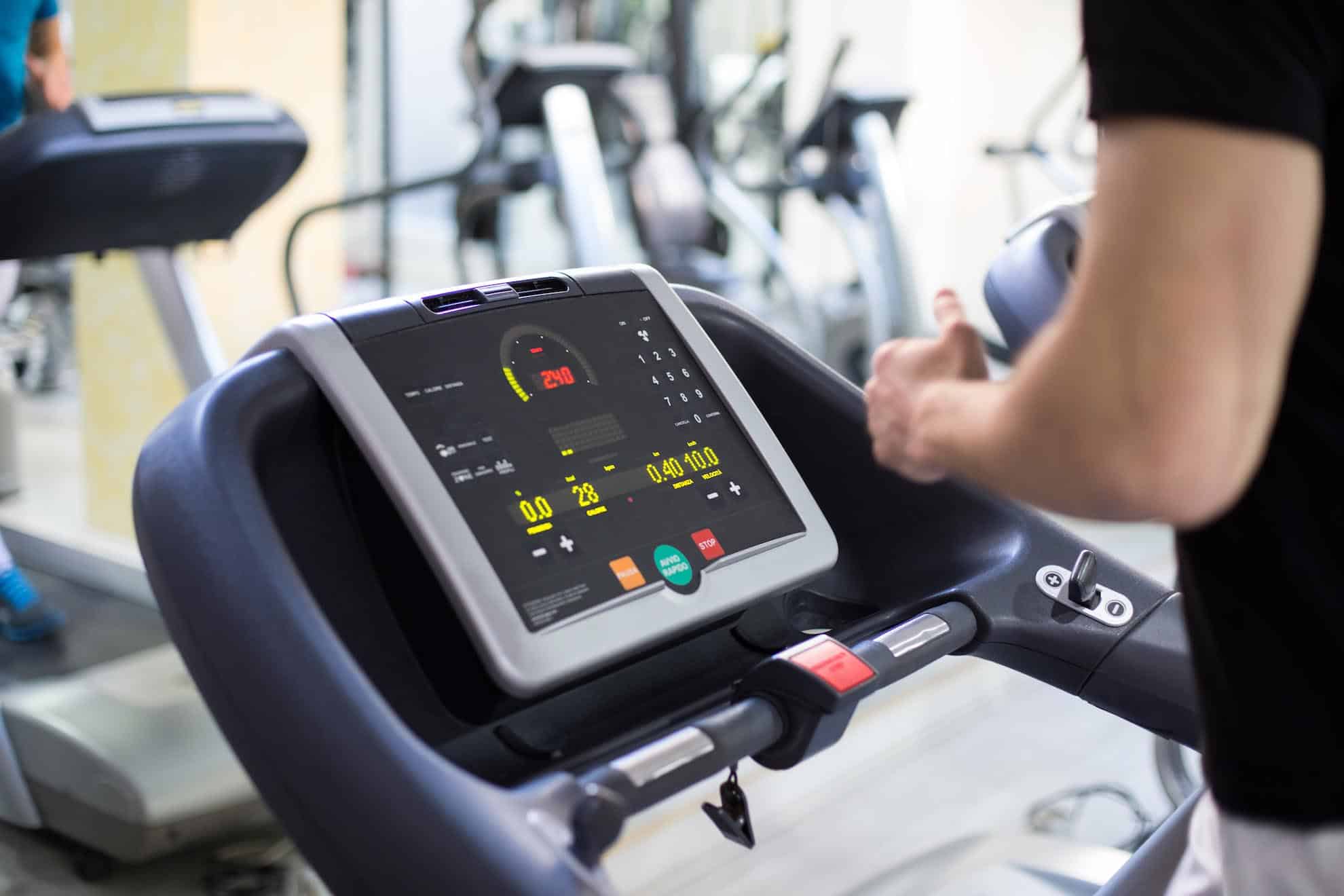 Utrzymać kondycję dzięki biegom na bieżni mechanicznej, 2 treningi tygodniowo przez 8 tygodni.