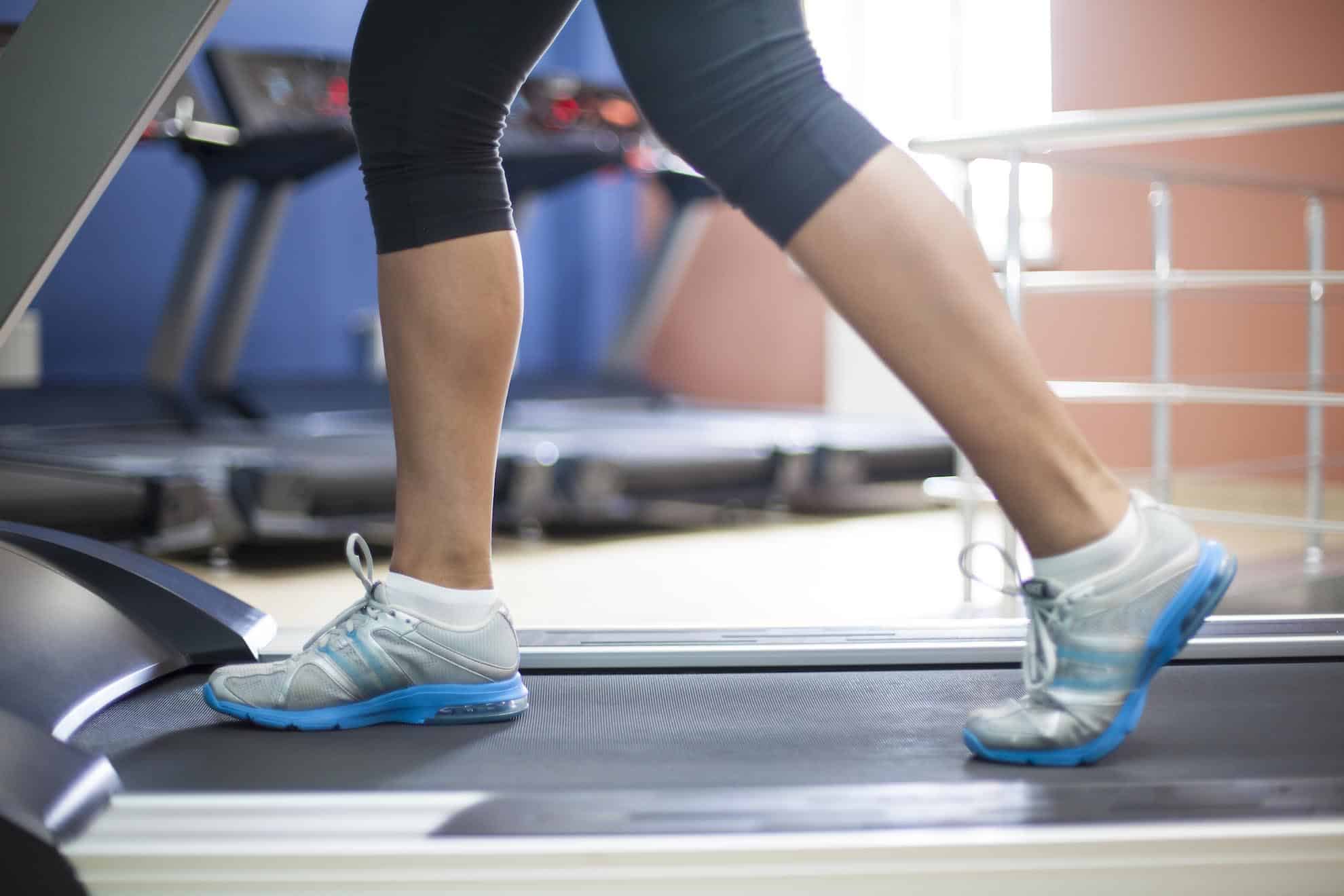 Utrzymać kondycję dzięki biegom na bieżni mechanicznej, 3 treningi tygodniowo przez 8 tygodni.