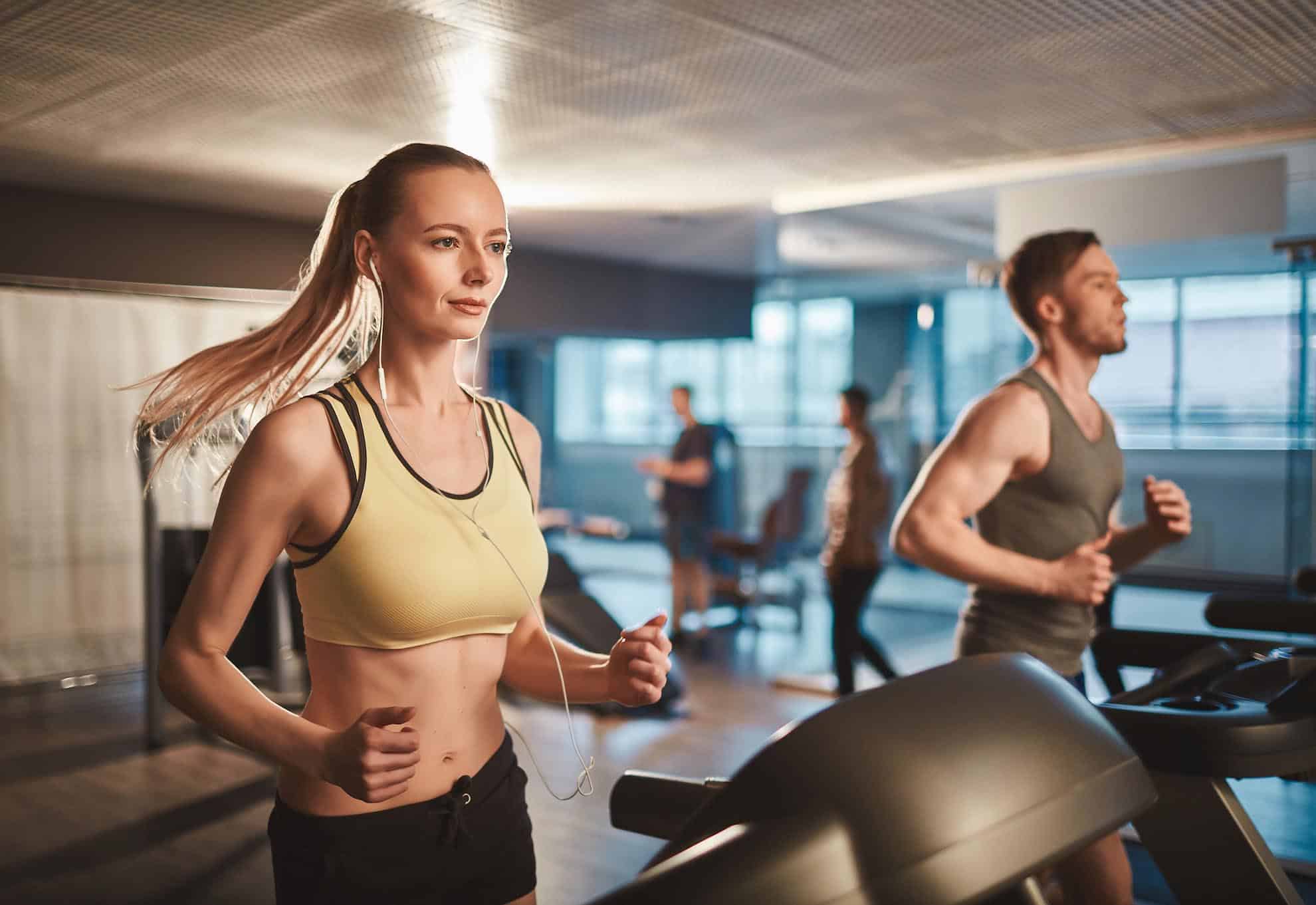 Utrzymać kondycję dzięki biegom na bieżni mechanicznej, 3 treningi tygodniowo przez 8 tygodni.