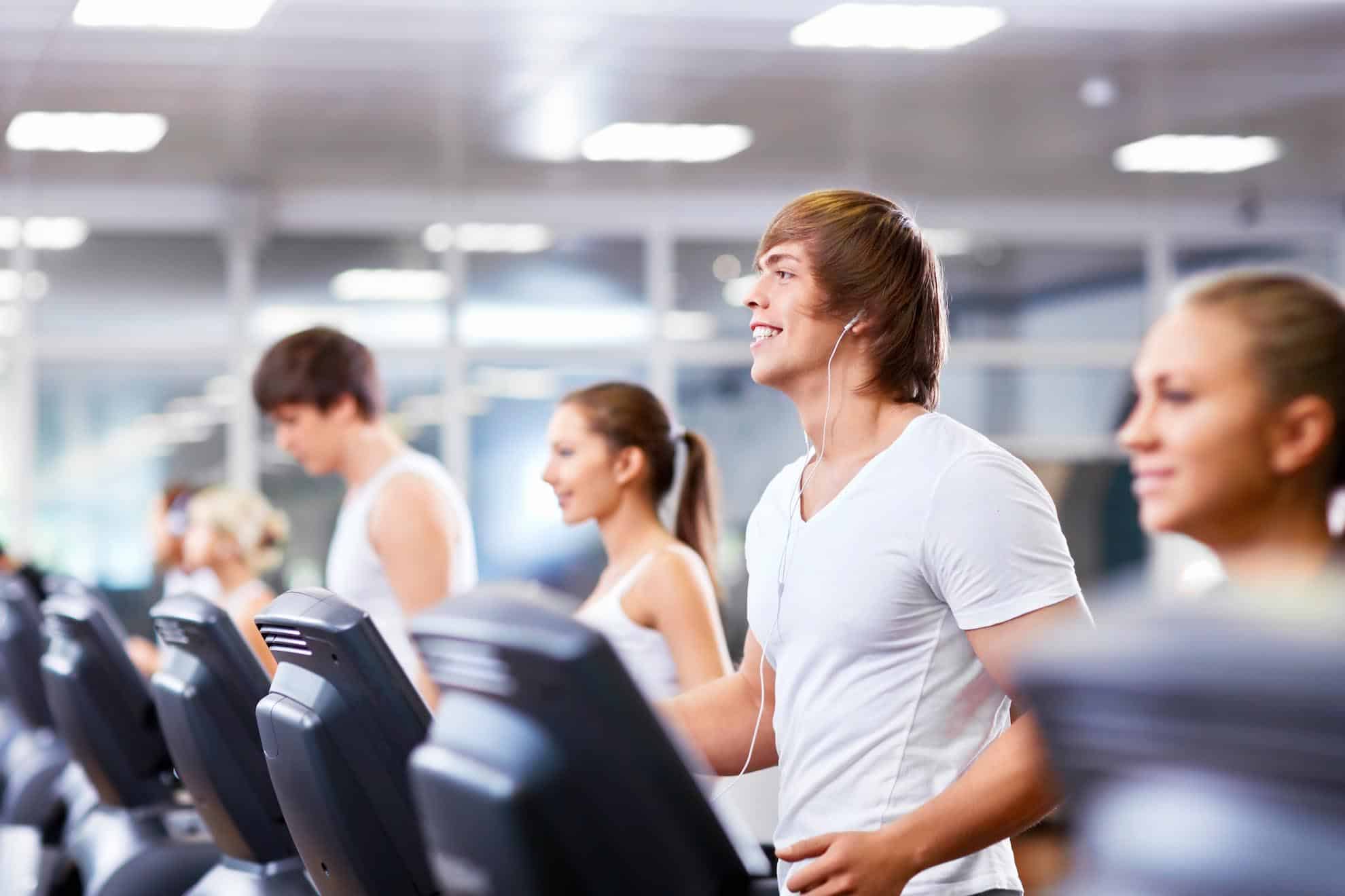 Zredukować stres maszerując na bieżni mechanicznej, 2 treningi tygodniowo przez 8 tygodni.